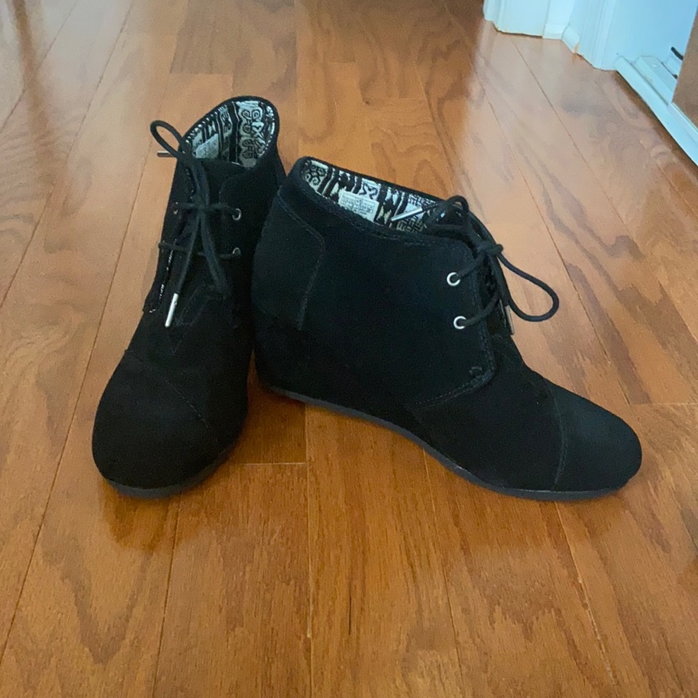 TOMS women’s wedge bootie